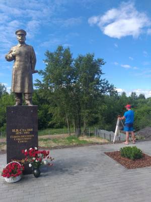 МВД отказалось заводить дело об установке памятника Сталину на частной территории, монумент назвали садовой фигурой