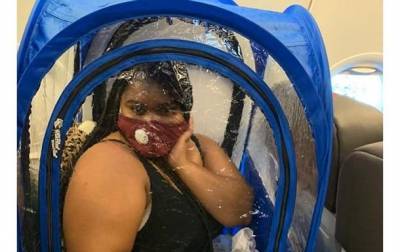 Женщина установила палатку в самолете из страха заболеть COVID-19 - Cursorinfo: главные новости Израиля