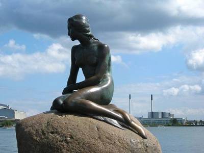 «Рыба расист»: В Копенгагене вандалы осквернили памятник Русалочке