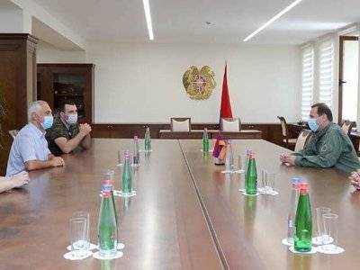 Глава Совета попечителей фонда «Товмасян» передал главе Минобороны Армении очередную партию атрибутов для отбора проб