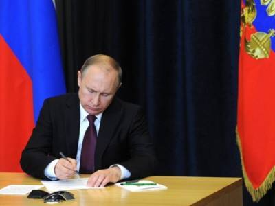 Успешно "обнулился": Путин подписал указ об изменениях в конституцию