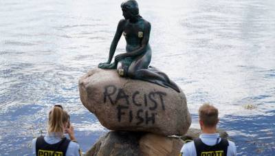 "Racist Fish": в Копенгагене вандалы атаковали памятник Русалочке