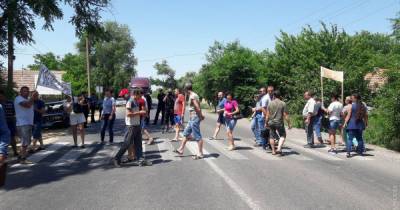 В Харьковской области десятки людей перекрыли трассу государственного значения