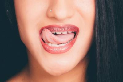 Стоматологи рассказали, о каких проблемах со здоровьем предупреждает состояние языка