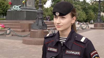 «Ни звездой, ни знаменитостью себя не считаю»: сержант полиции Ирина Бодрова рассказала, как раздавала маски несогласным
