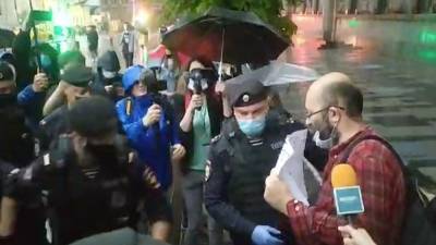 В Москве на пикете в поддержку журналистки Светланы Прокопьевой начались задержания