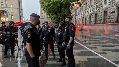 В Москве начались задержания на пикетах в поддержку журналистки Светланы Прокопьевой