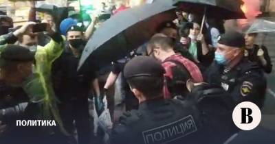 В Москве начались задержания участников пикетов у здания ФСБ