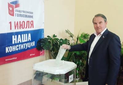 Российский сенатор заразился коронавирусом — он был на избирательном участке без маски