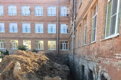 В Астрахани рабочие оставили огромный котлован возле школы