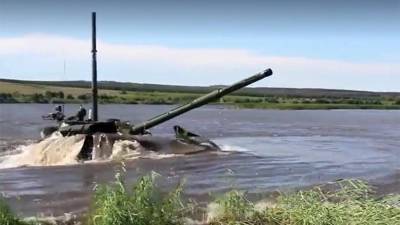 Переплывший реку российский танк шокировал журналистов из Аргентины