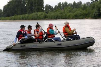 Пятеро туристов в ливень перевернулись на лодке под Чарой — их нашли спасатели