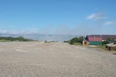 В Хабаровском крае горела свалка рядом с кладбищем