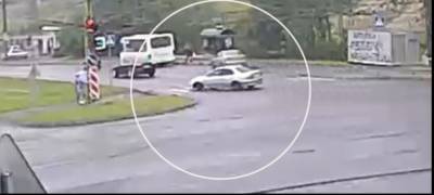 У автомобиля, попавшего в ДТП в Петрозаводске, на ходу оторвало колесо (ВИДЕО)