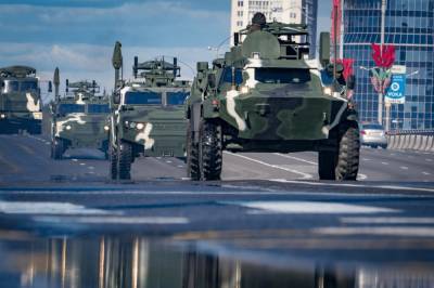 СМИ засняли, как в Минск начала массово съезжаться военная техника и солдаты (видео)