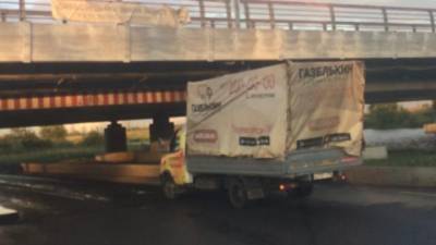 "Мост глупости" в Петербурге поймал очередной фургон