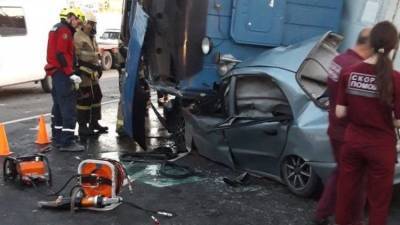 Под Симферополем грузовик раздавил легковушку: водитель погиб