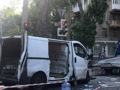 В Одессе столкнулись микроавтобус и авто полиции: пострадала девушка-патрульная