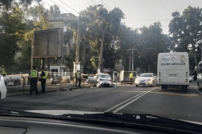 В Одессе авто полиции на полном ходу протаранило микроавтобус: фото и видео аварии