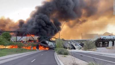 В США грузовой поезд сошел с рельс и загорелся, разрушив мост