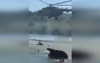 На пляже Харькова вертолет опрокинул лодку