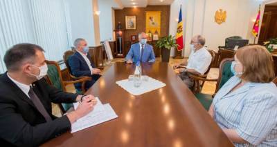 Президент Молдовы провел переговоры с представителями армянской и азербайджанкой общин