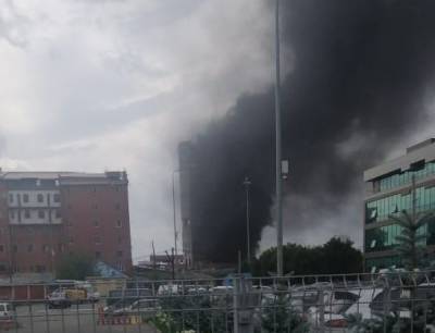 В Челябинске горит недостроенный отель на улице Свободы