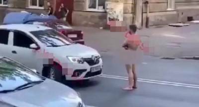 В Одессе мужчина разделся и гулял по дороге, видео: "водитель не выдержал и..."