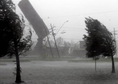 Мощный ураган обрушился на Украину, кадры непогоды: "сильный ветер разорвал пополам..."