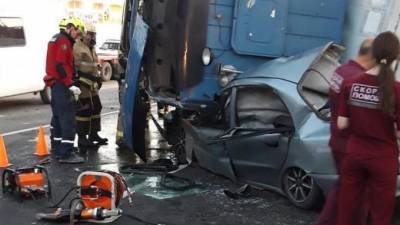 Под Симферополем погиб водитель легковушки, после падения на него грузовика