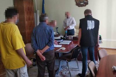 В Черновцах чиновник попался на получении "отката" за тендер