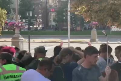 В центре Киева произошли столкновения митингующих с применением слезоточивого газа