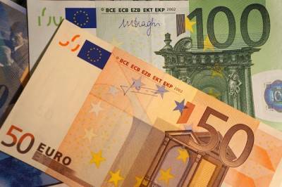Курс евро поднялся выше 86 рублей впервые с апреля
