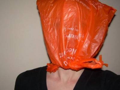 Житель Запорожской области надел на голову вместо маски пакет