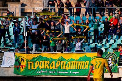 Футболистам в Ивано-Франковске дали украинскую азбуку после интервью на русском