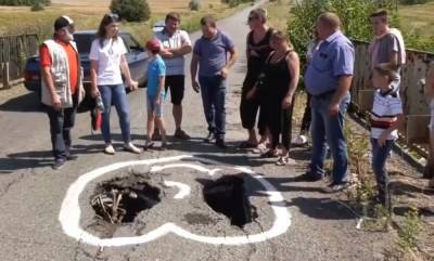 "В опасности дети": под Днепром на мосту образовалась огромная дыра, видео
