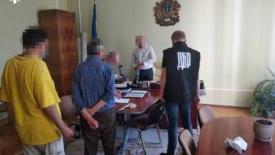 ГБР задержало чиновника Черновицкой ОГА за "откат"