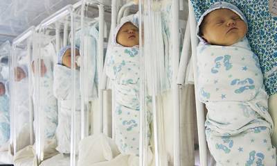 В России из-за карантинных ограничений застряли более тысячи младенцев, рожденных суррогатными матерями