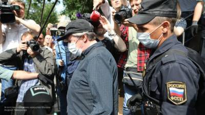 Обвиняемый по делу о смертельном ДТП Ефремов продолжает избегать журналистов