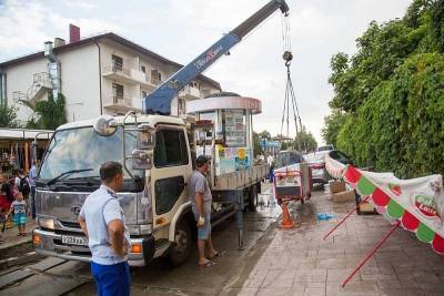 В Анапе продолжают сносить незаконные торговые павильоны