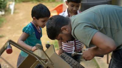 Житель Индии сконструировал мини-джип для ребенка.