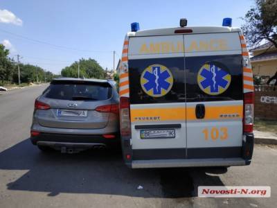 Водитель внедорожника спешил: В Николаеве столкнулись кроссовер и авто скорой помощи