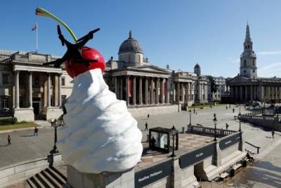 В центре Лондона появилась скульптура с тающим кремом, мухой и вишенкой
