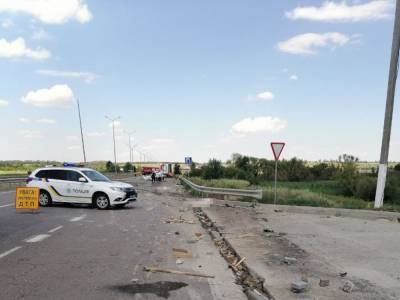 Грузовик врезался в отбойник: в Николаевской области автомобиль вынесло на территорию АЗС, погибли 2 человека