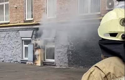 В Киеве пожар охватил здание ЗАГСа, над зданием клубы дыма: видео ЧП