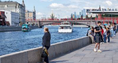 Около 200 тыс туристов из дальних регионов приезжают в Москву по выходным – Собянин