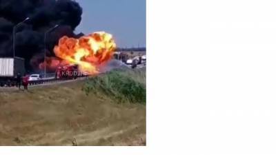 В Краснодарском крае на оживленной трассе сгорел и взорвался КАМАЗ
