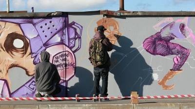 Специальные полотна для стрит-артистов не избавят Петербург от граффити