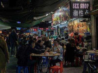 Массово обедавшие на улицах жители Гонконга вынудили власти открыть кафе и рестораны