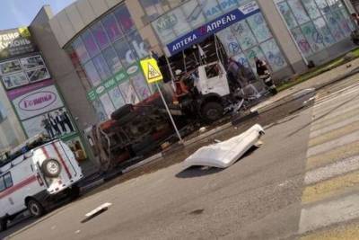 На Дону водитель грузовика погиб в ДТП, врезавшись в торговый центр